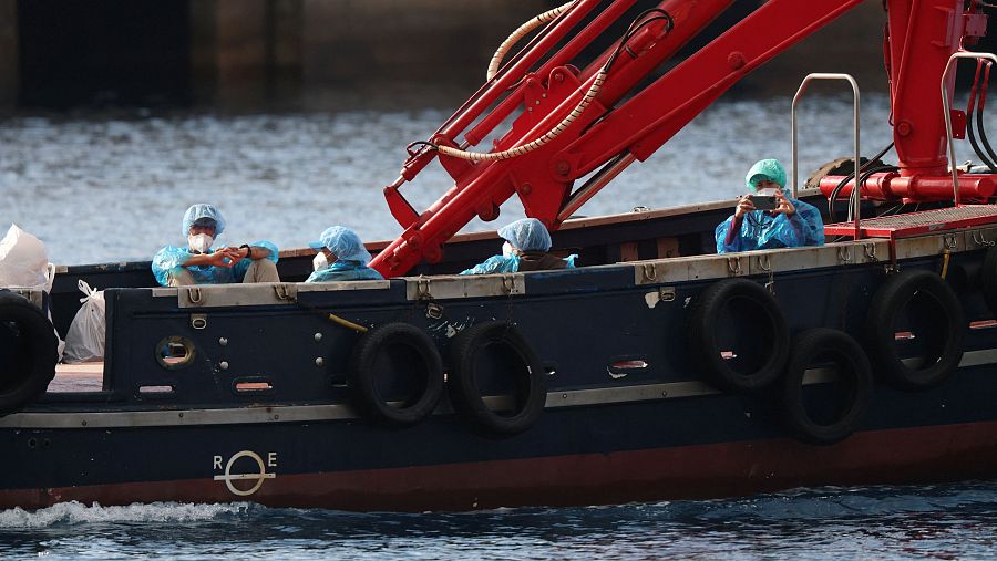 Primer traslado de los pasajeros del Hondius a tierra en el puerto de Granadilla