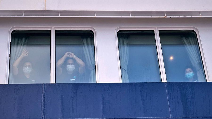 Miembros del pasaje del crucero Hondius observan cómo otros pasajeros son trasladados a tierra