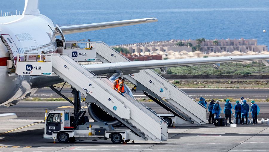 Los primeros pasajeros evacuados esperan para embarcar en el avión que les llevará a Madrid