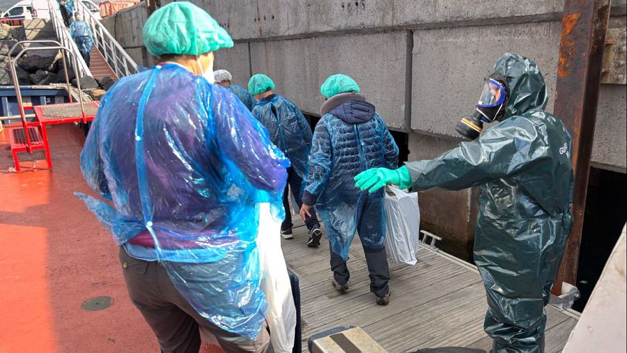 Un pasajero llega a tierra tras ser evacuado del crucero MV Hondius en Tenerife