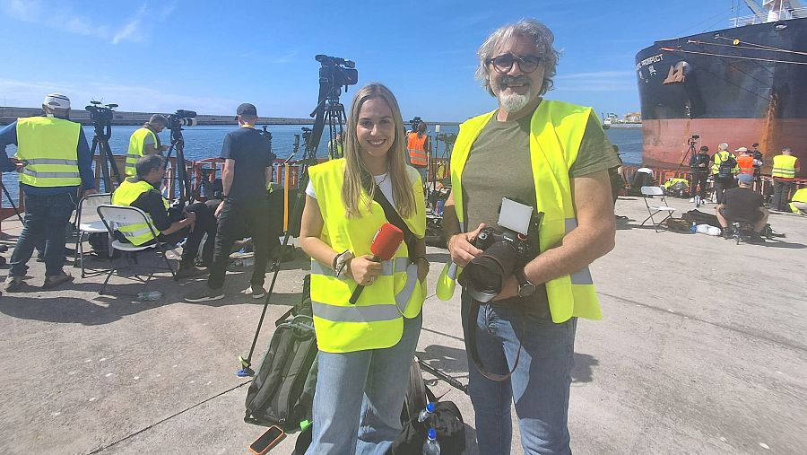 Charlotte y Sthéphan, periodistas de Bild (Alemania), siguen el desembarco de pasajeros en Granadilla