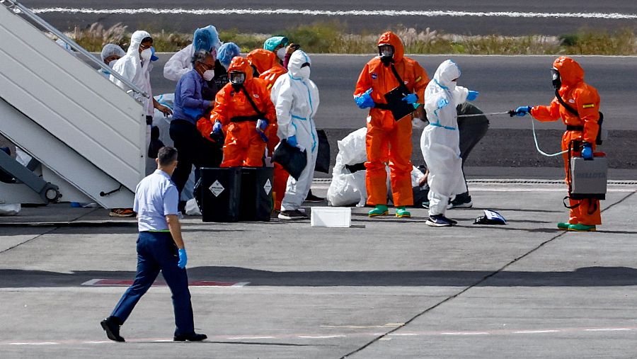 Preparativos a pie de escalerilla en el aeropuerto de Tenerife Sur antes del despegue hacia Madrid