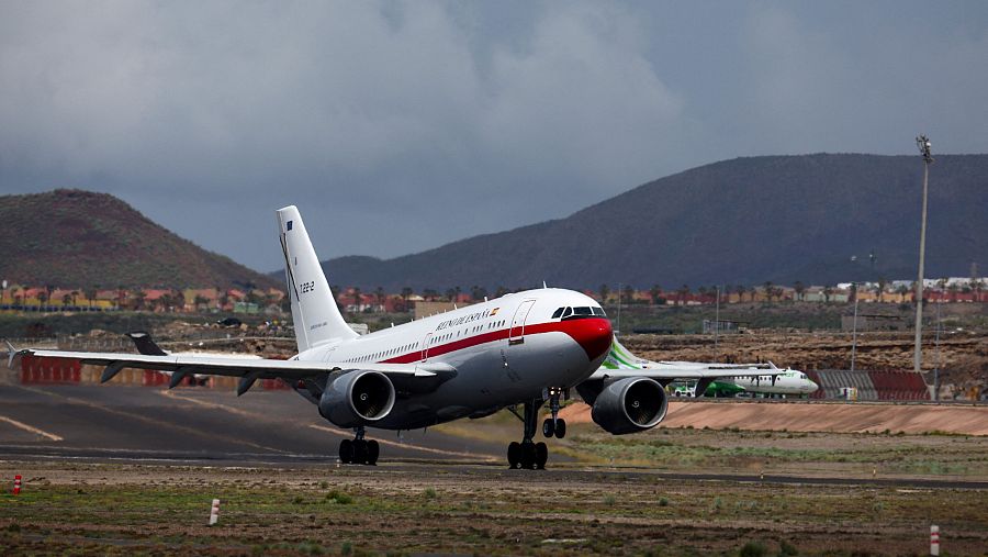 El avión que traslada a Madrid a los pasajeros españoles despega del aeropuerto Tenerife Sur.