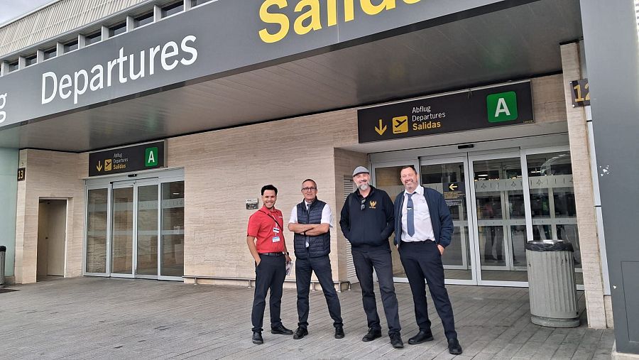 Conductores de autobuses de Tenerife, en el aeropuerto Tenerife Sur