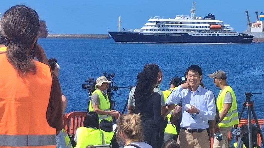 Periodistas en el puerto de Granadilla