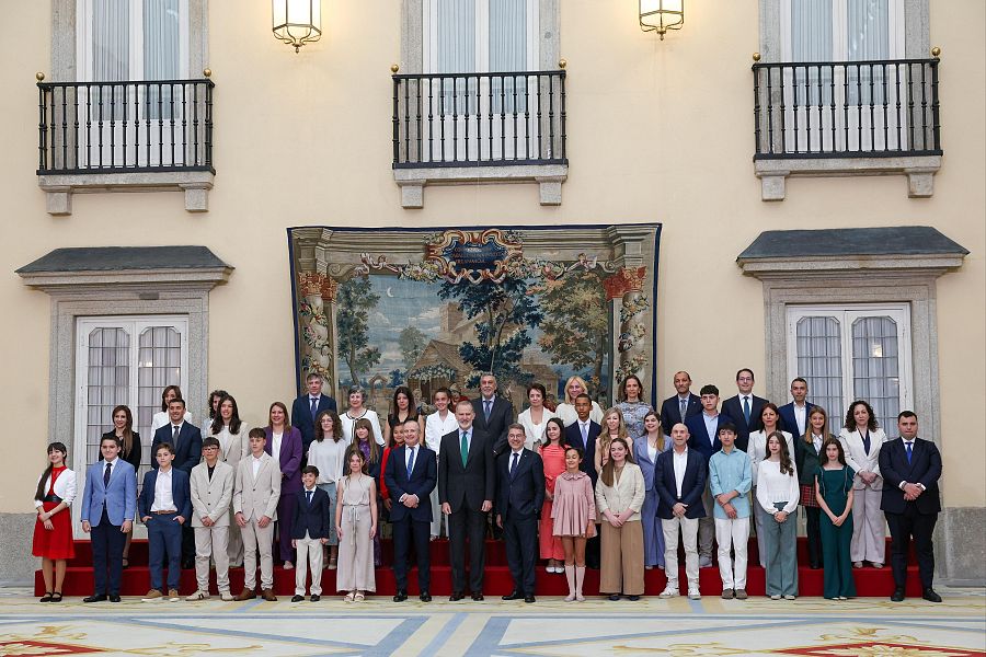El rey Felipe VI  durante una audiencia con los ganadores de la 44ª edición del concurso escolar ‘¿Qué es un rey para ti?’, en el Palacio Real de El Pardo