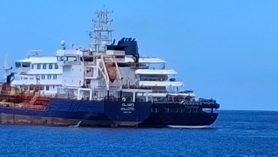 El Aland Valletta suministra combustible al Hondius, fondeado en el puerto de Granadilla (Tenerife)