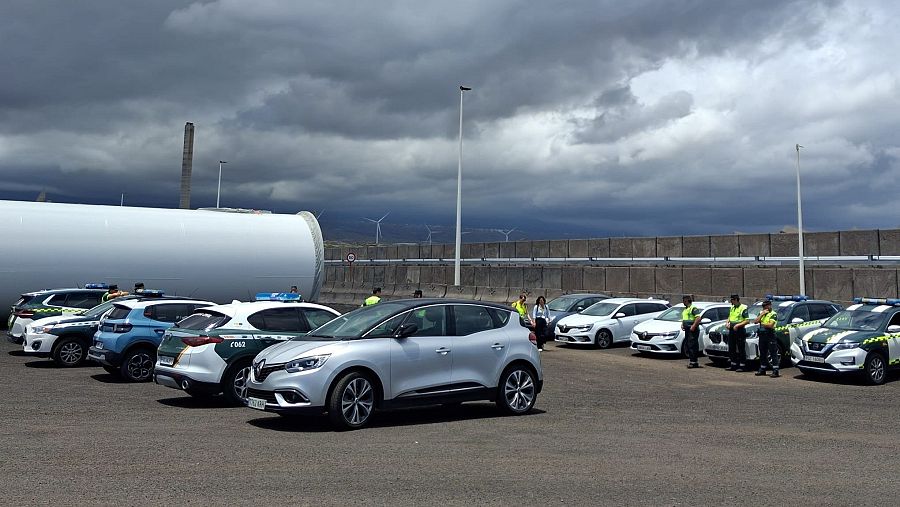 Vehículos de la Guardia Civil y autoridades, aparcados junto al puerto de Granadilla