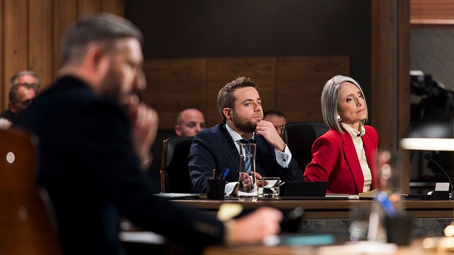 Montserrat Nebrera y su ayudante Guillem Andrés en 'El juicio' de La 2