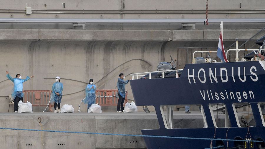 Pasajeros del Hondius descienden del crucero, amarrado en Granadilla