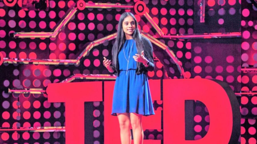 Trisha Prabhu durante una charla TED