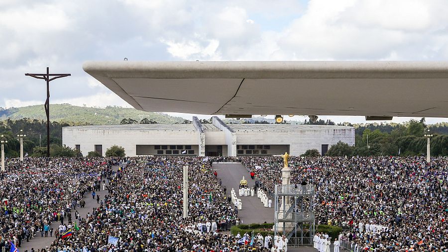 Multitud en la explanada del Santuario de Fátima este miércoles 13 de mayo