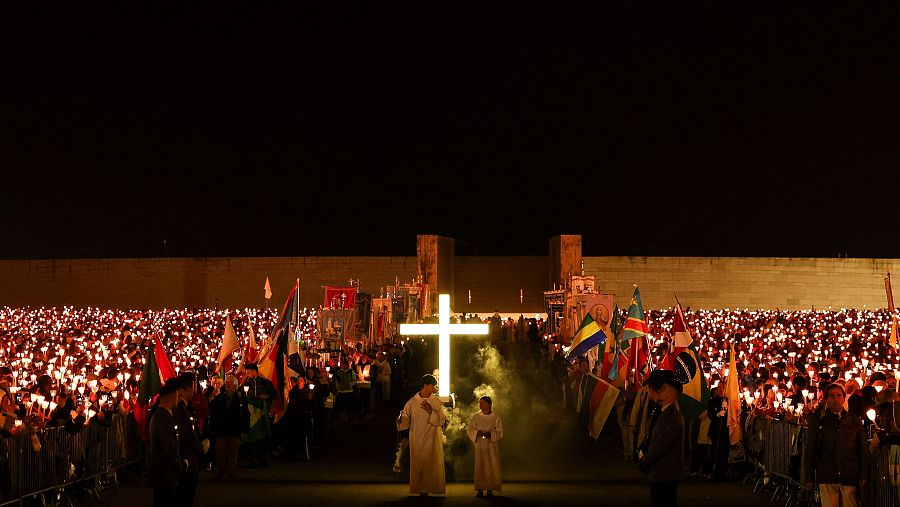 Miles de personas acuden a la misa nocturna del 12 de mayo de 2026 en Fátima (Portugal)