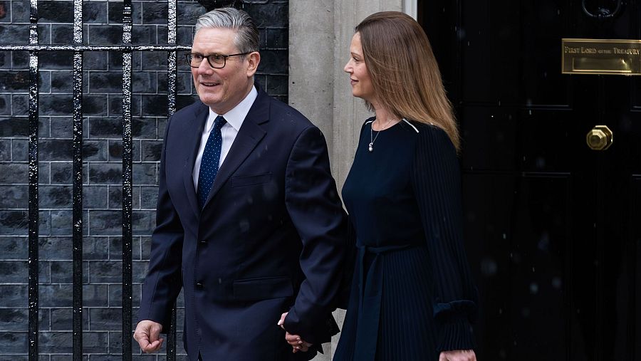 Keir Starmer junto a su esposa Victoria