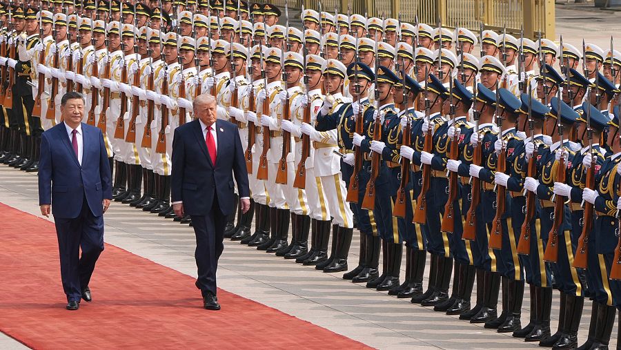Pase de revista del Ejército chino por parte del presidente del país, XI Jinping, y su homólogo estaodunidense, Donald Trump.