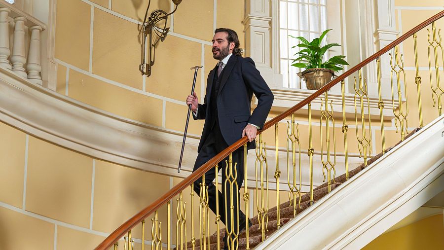 La Promesa: Adriano cae por las escaleras