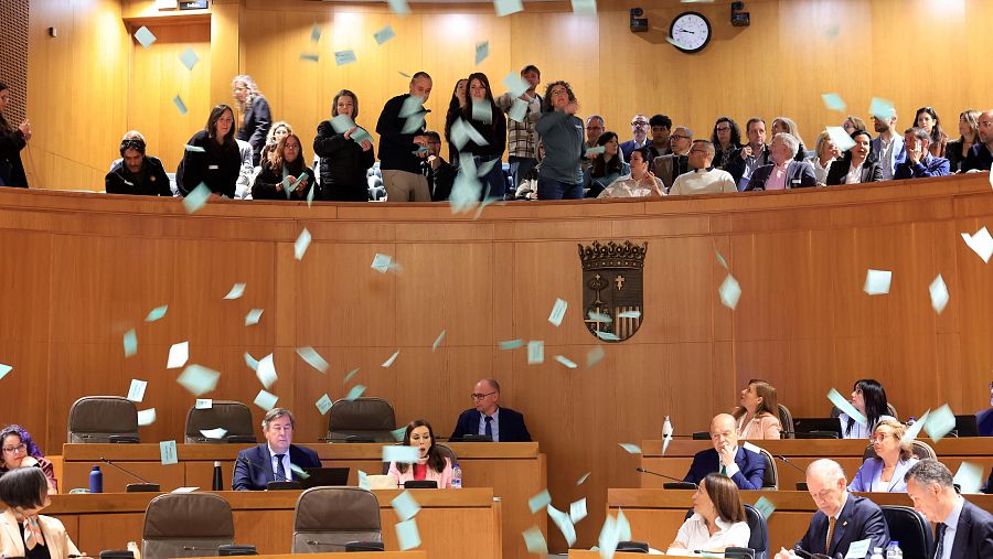 Miembros de sindicatos y asociaciones de familia lanzan octavillas contra la educación concertada en las Cortes de Aragón