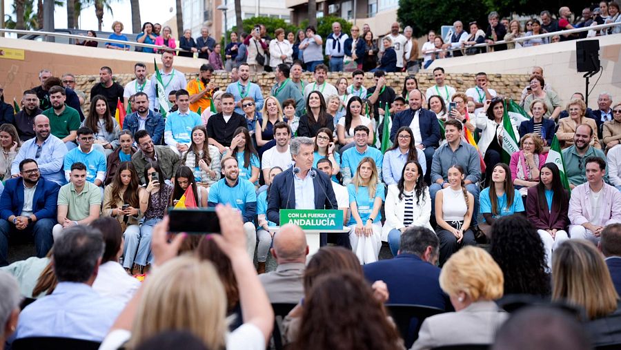 El presidente del PP, Alberto Núñez Feijóo, interviene en el acto de cierre de campaña del PP en Almería.