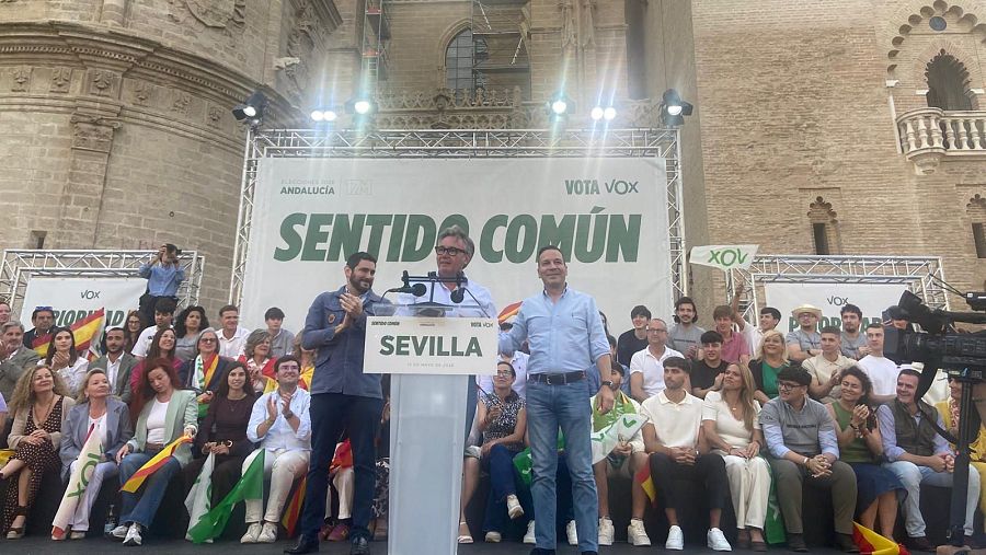 El candidato de Vox a la Presidencia de la Junta de Andalucía, Manuel Gavira, en el mitin de cierre de campaña en Sevilla.