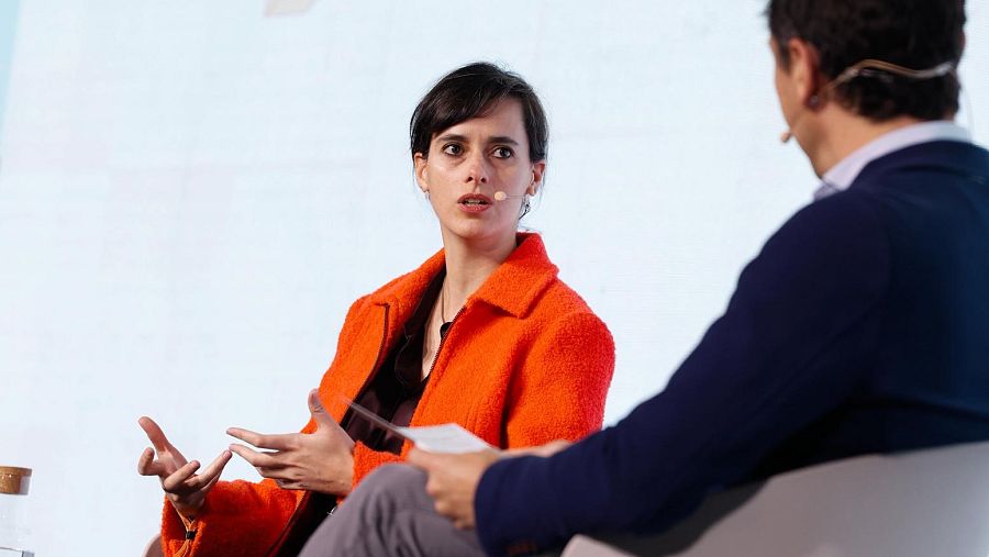 Imagen de Carissa Véliz participando en una mesa redonda durante el I Encuentro Internacional de Derechos Digitales