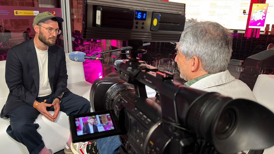 Carl Öhman entrevistado por RTVE Noticias durante el I Encuentro Internacional de Derechos Digitales