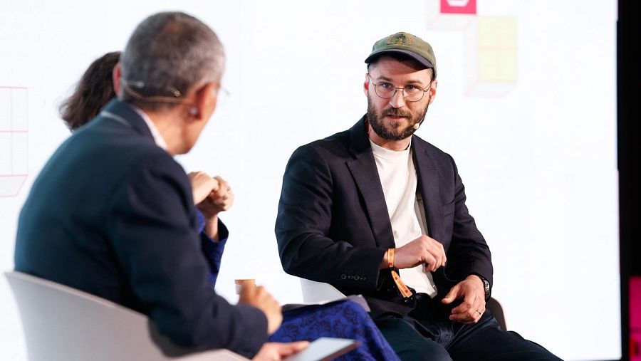 Carl Öhman entrevistado en el escenario principal del I Encuentro Internacional de Derechos Digitales