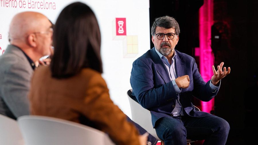 Genis Roca entrevistado en el escenario principal del I Encuentro Internacional de Derechos Digitales