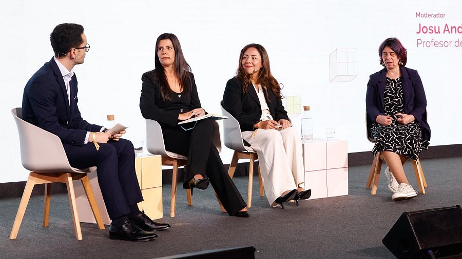 Ana Freire junto a otros contertulios en el escenario princiapal del I Encuentro Internacional de Derechos Digitales