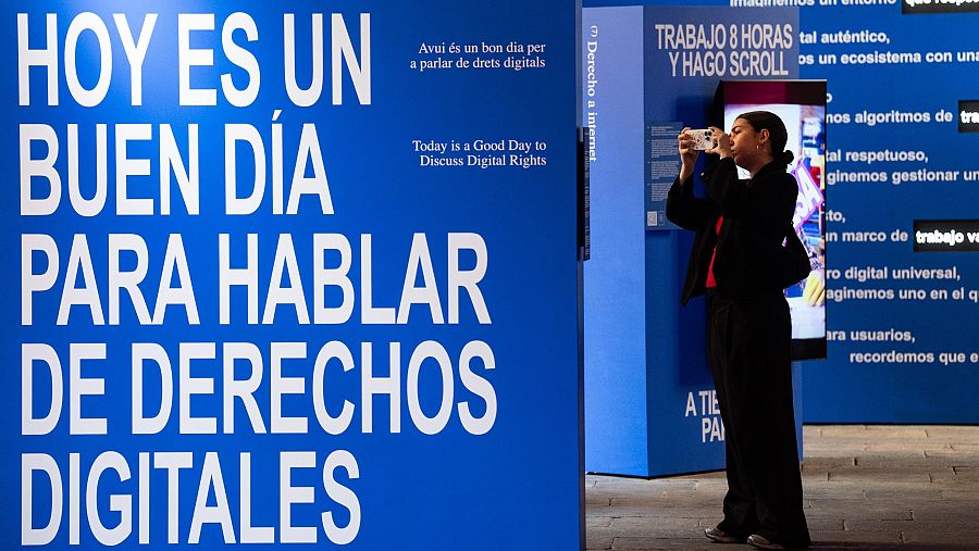 Una jven fotorafía el carte de la exposición 