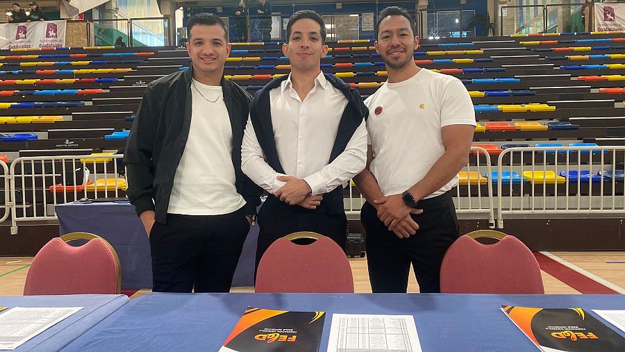 Los tres jueces, llegados desde México, posan para RTVE Noticias antes de que entre el público.