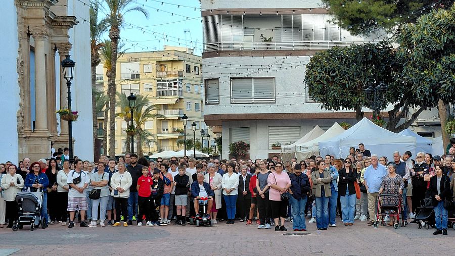 Minuto de silencio a las puertas del consistorio