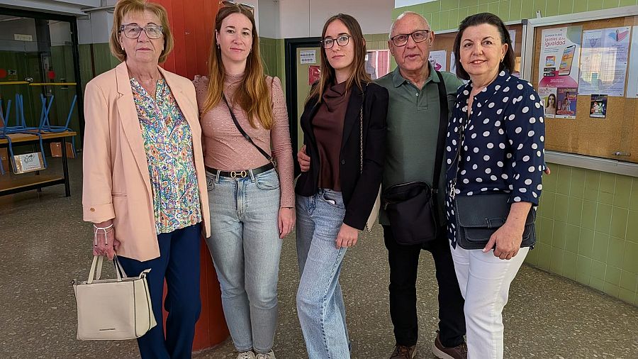 La familia Romero Marín acude a votar al IES Santa Aurelia de Sevilla en esta jornada electoral en Andalucía