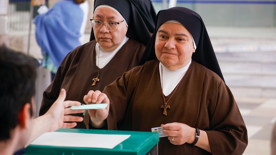 Dos religiosas ejercen su derecho a voto en las elecciones andaluzas