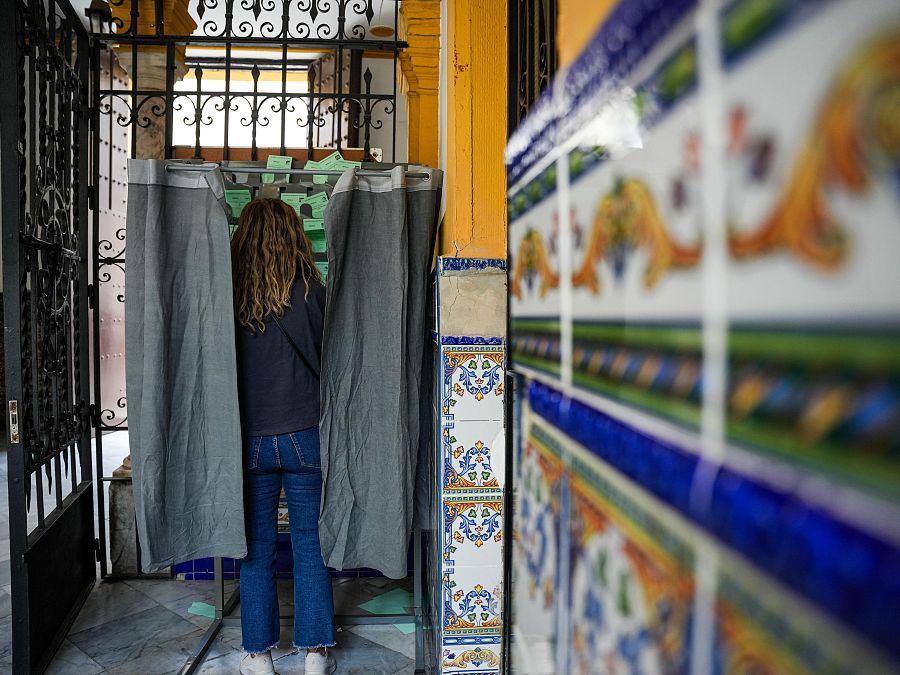Una mujer entra en una cabina dispuesta para garantizar el secreto en su voto