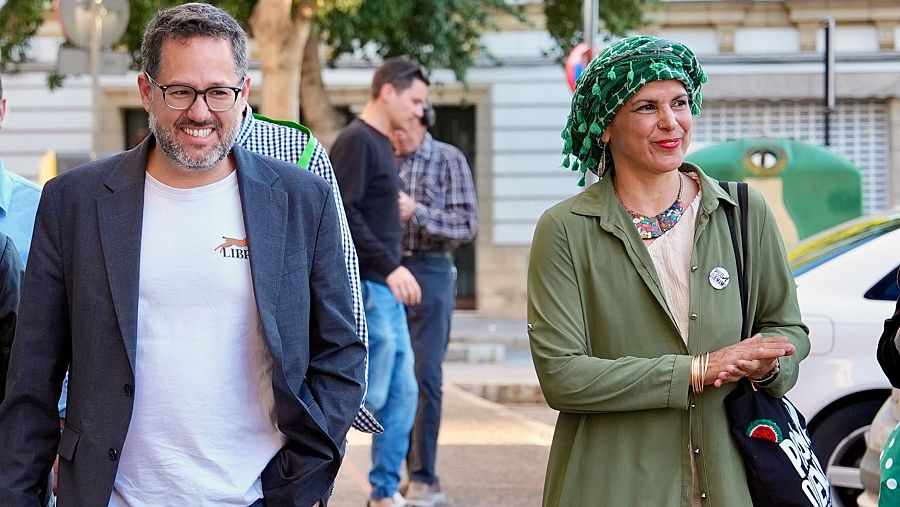 Teresa Rodríguez acompaña al candidato de Adelante Andalucía, José Ignacio García, a su llegada a la sede de el centro cultural “La yerbabuena” en Jerez de la Frontera (Cádiz) para seguir los resultados de los comicios.