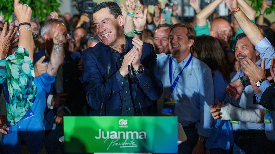 El candidato del PP andaluz a la reelección, Juanma Moreno, celebra los resultados electorales
