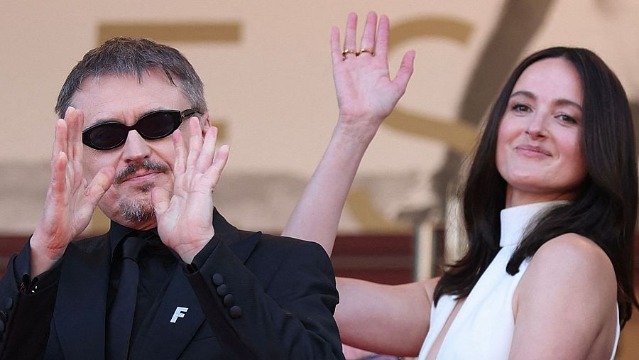 Cristian Mungiu y Renate Reinsve, en la alfombra roja de 'Fjord' en el Festival de Cannes.