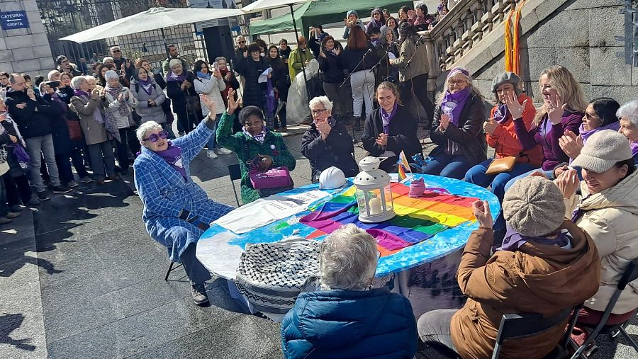 Uno de los últimos actos de la Revuelta de Mujeres en la Iglesia frente a la catedral de La Almudena.