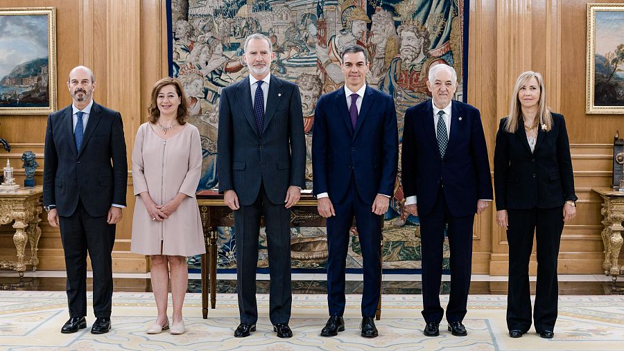 El rey sanciona la cuarta reforma de la Constitución Española.
