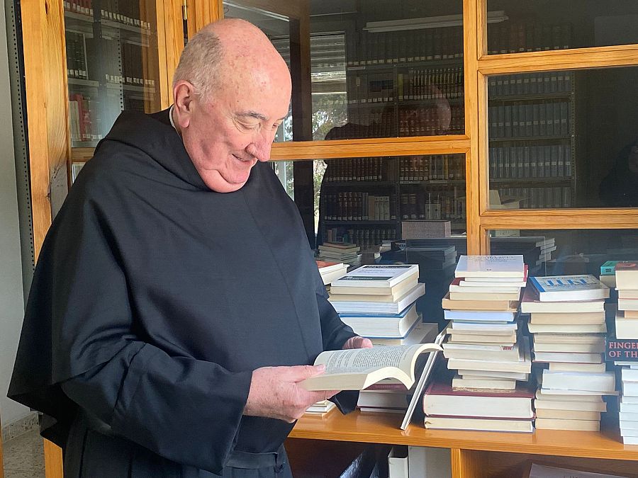 Miguel Ángel Martín Juárez, con el hábito de agustino, en la biblioteca de Los Negrales, Madrid.