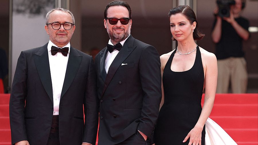 El director y guionista Andrey Zvyagintsev, con los actores Dmitriy Mazurov e Iris Lebedeva.
