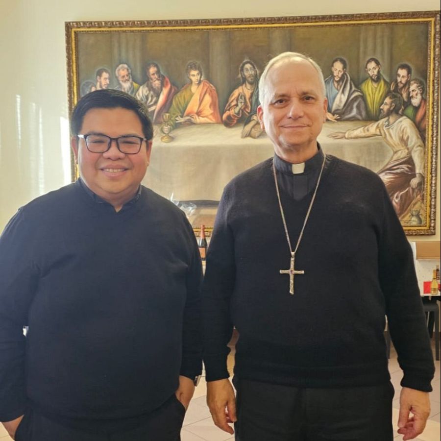 Dennis Pineda y Robert Prevost en Roma el año 2025, antes de ser elegido papa.