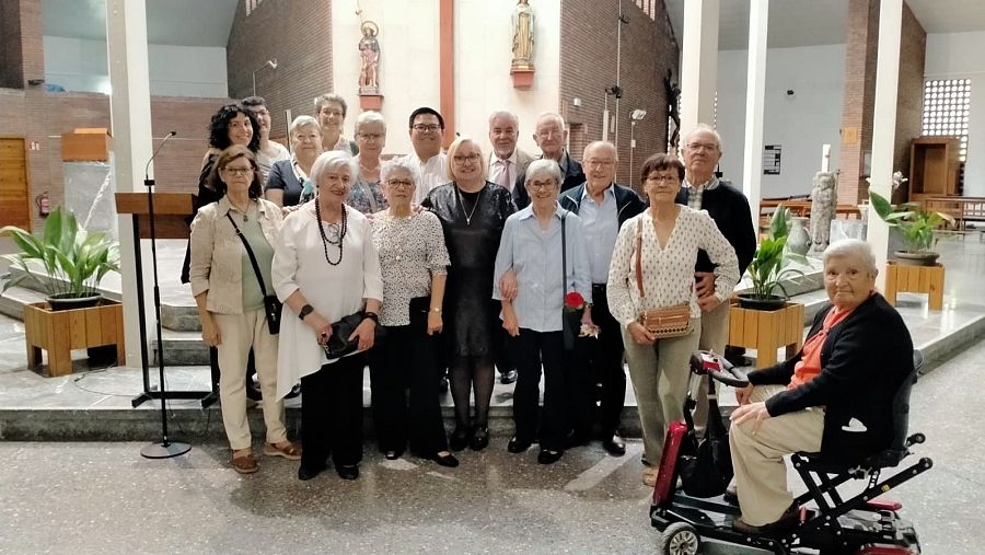 El padre Dennis con algunos miembros de la comunidad parroquial.