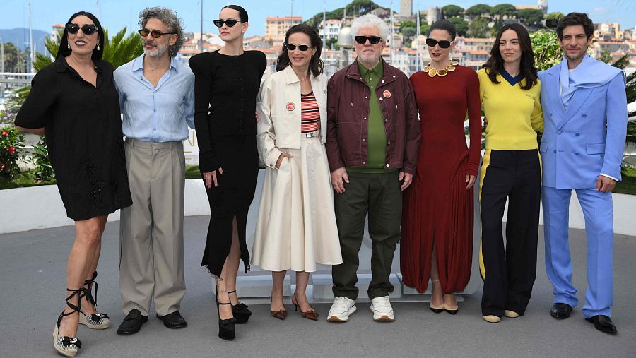 Rossy de Palma,  Leonardo Sbaraglia, Milena Smit, Aitana Sánchez-Gijon, Pedro Almodóvar, Bárbara Lennie, Victoria Luengo y Quim Gutiérrez.