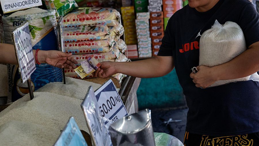 Filipinas limita el precio del arroz importado para contener la inflación por el conflicto en Oriente Medio