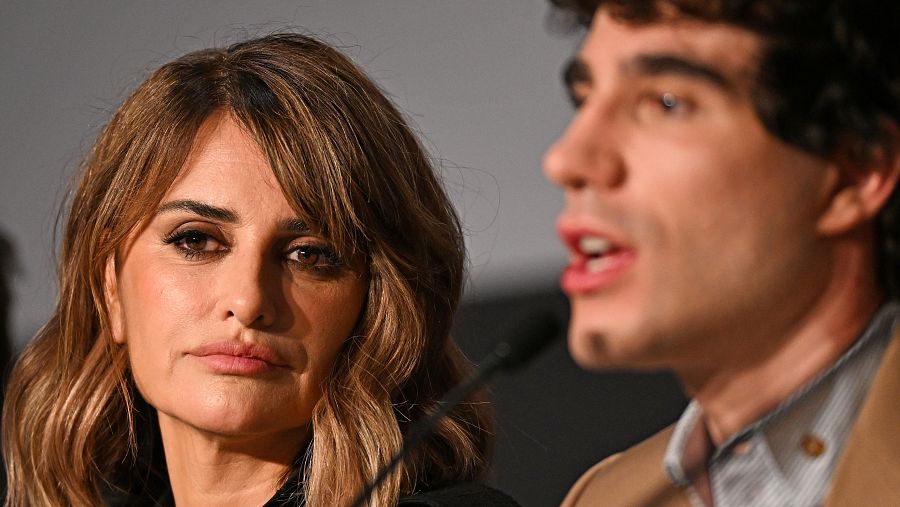 Penélope Cruz, junto a Javier Calvo, en la rueda de prensa de 'La Bola Negra' en el Festival de Cannes.