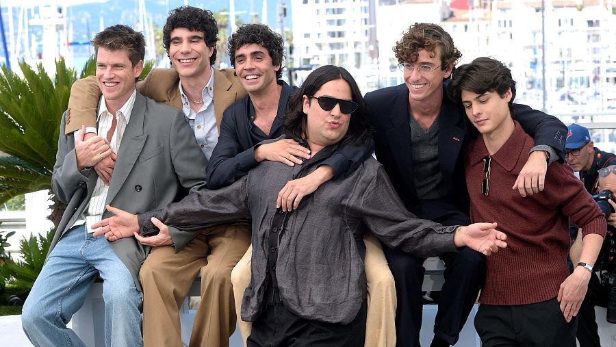Miguel Bernadeau, Javier Calvo, Javier Ambrossi, Carlos González, Guitarricadelafuente y Milo Quifes, en el Festival de Cannes.