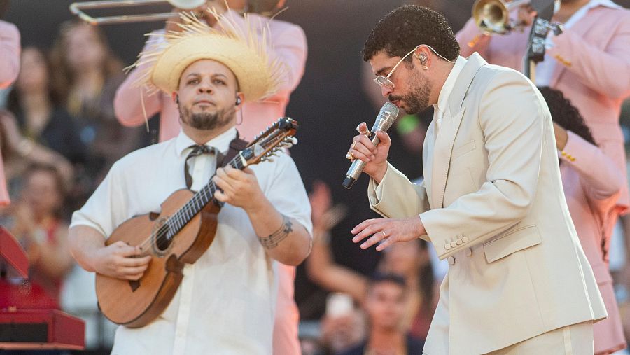 Bad Bunny deslumbra en Barcelona con su 'sazón'  de Puerto Rico en el estreno europeo de su gira.