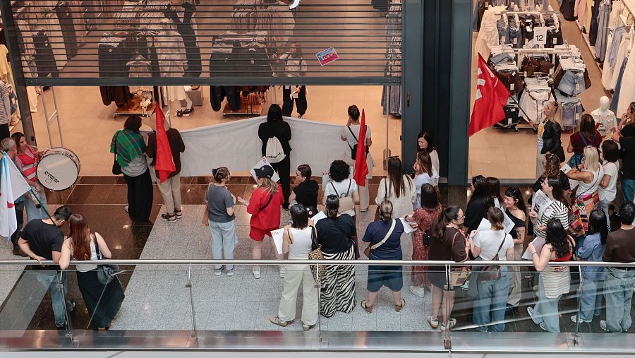 Una tienda de ropa en un centro comercial en Santiago de Compostela
