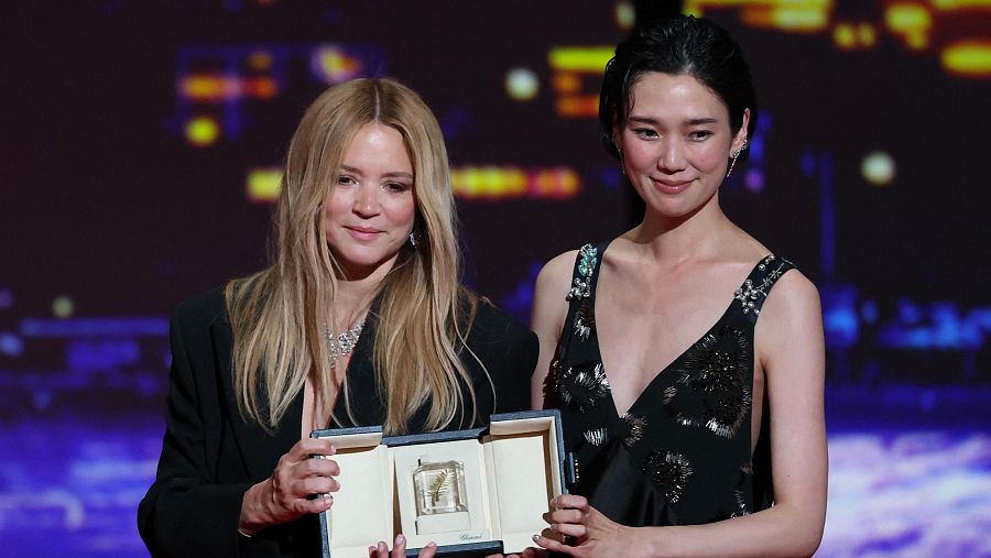 Virginie Efira y Tao Okamoto, premio a la mejor actriz por 'All of a sudden'.